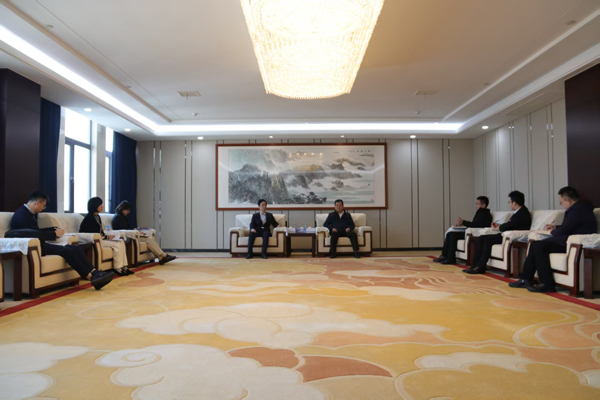 中國出口信用保險(xiǎn)公司江西分公司黨委書記、總經(jīng)理蔣韶華一行蒞臨集團(tuán)調(diào)研交流